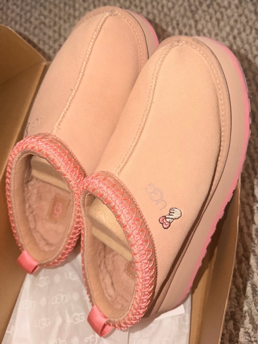UGG W TAZZ LOVE ‘25 SIZE 8